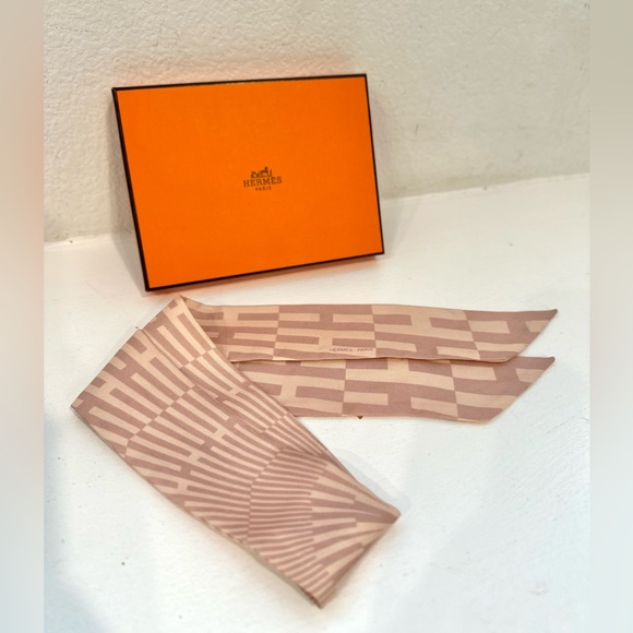 ❤️SOLD❤️ Auth HERMES Pink “H” Monogram Pink Twilly Silk Ribbon 34” x 2” - Picture 8 of 16